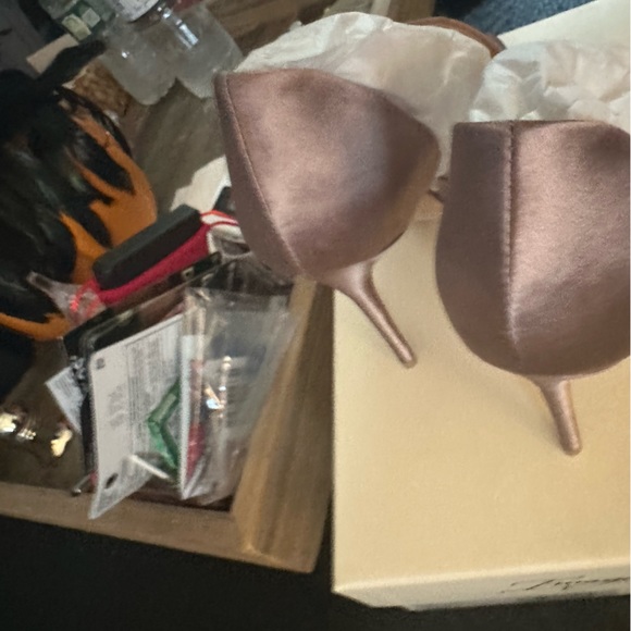 NWT - VINCE CAMUTO WARM TAUPE DELUXE SATIN STYLE IM-OYA —w/ORIGINAL BOX - Picture 3 of 7